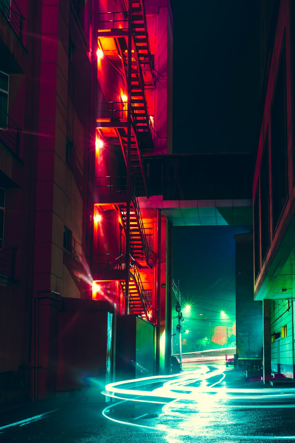 Escaliers avec lumières allumées pendant la nuit