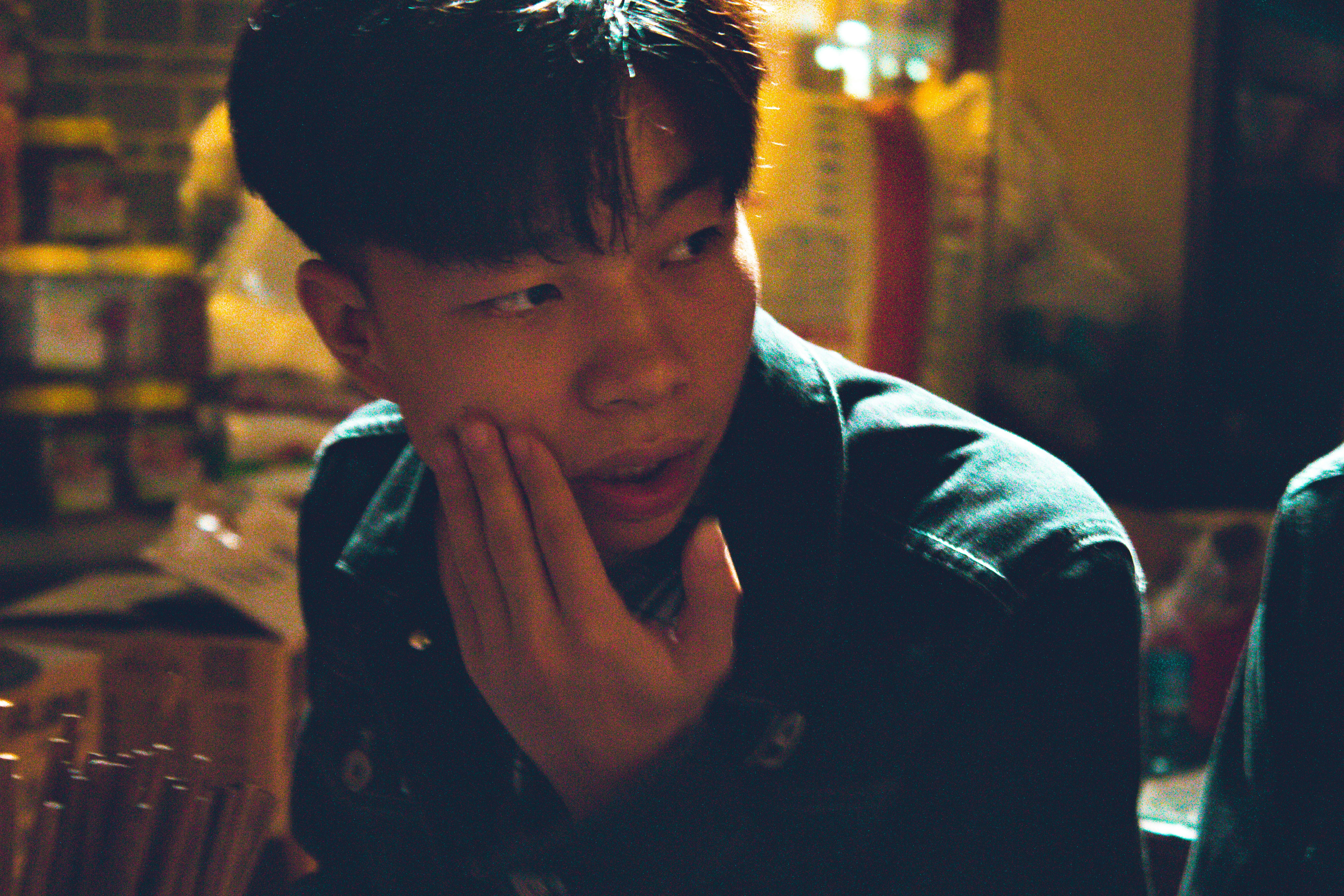 Man holding his right chek