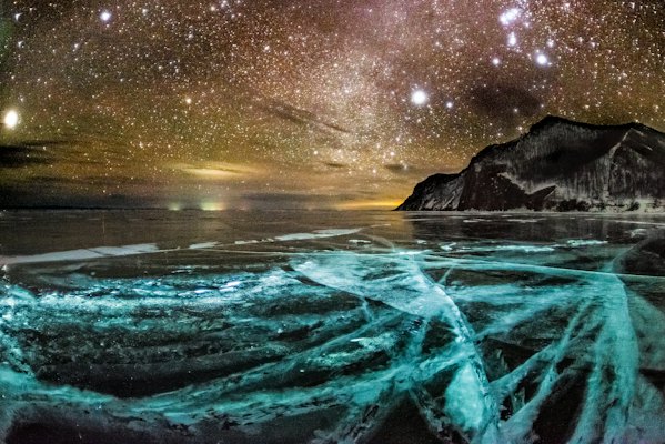 Ocean and mountain scnery — Lake Baikal, Russia