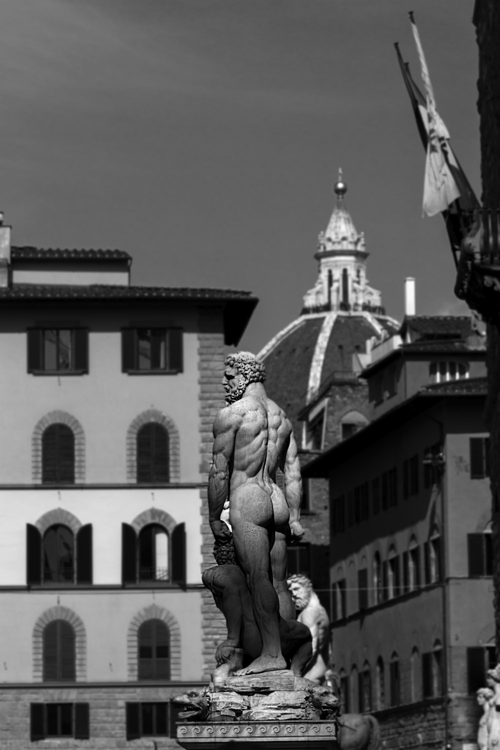 Fotografía en escala de grises de la estatua