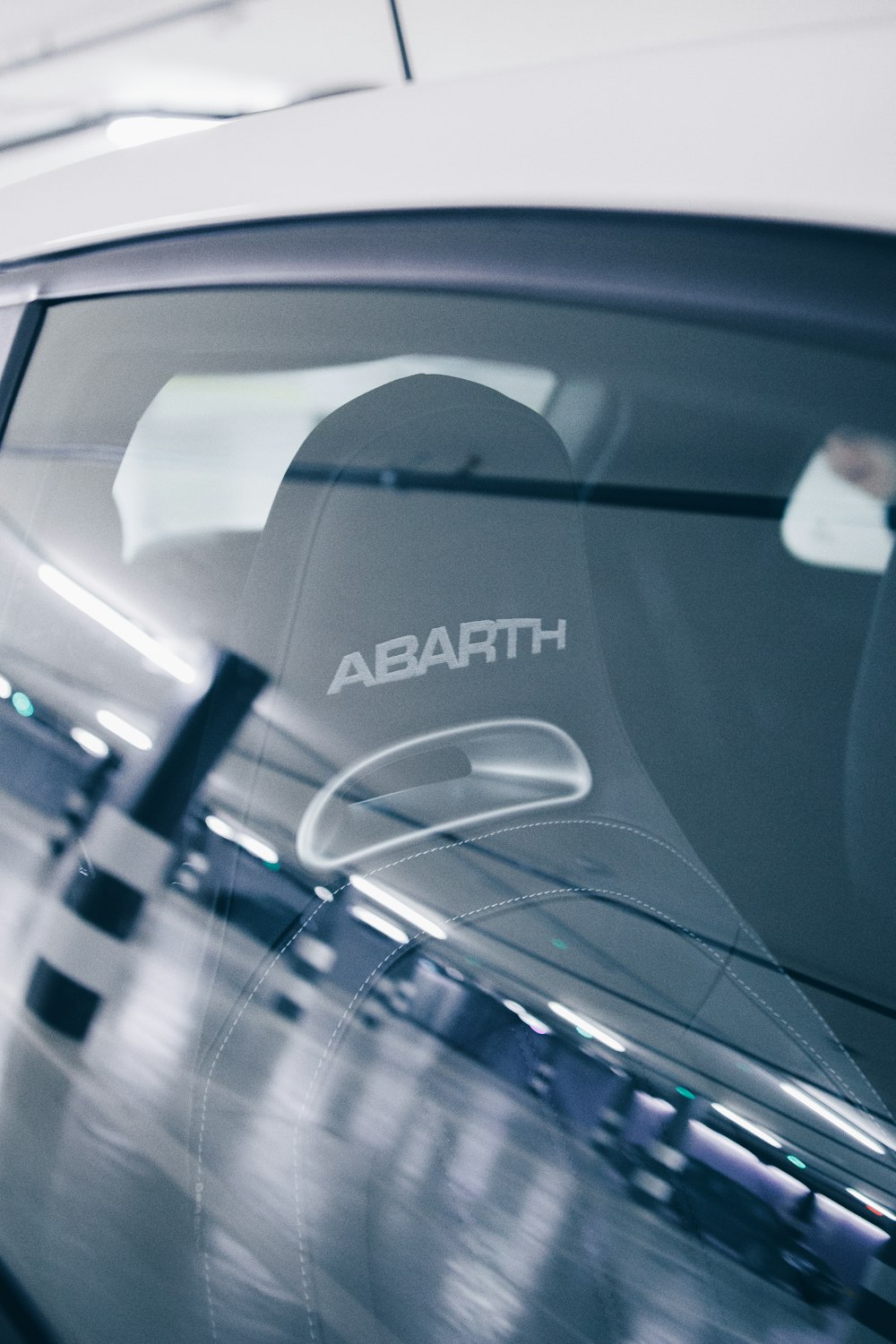 Un primer plano del parabrisas de un coche con la palabra Abarth en él