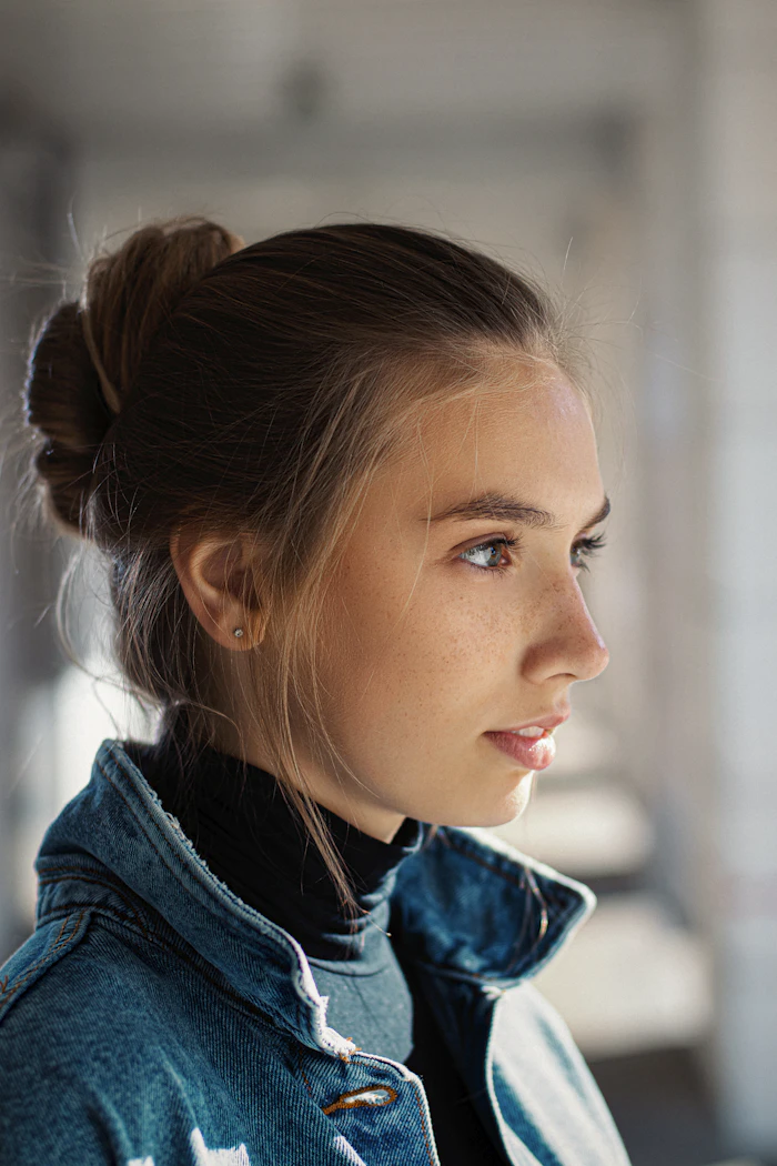 Nahaufnahme eines Gesichts mit Haarstyling
