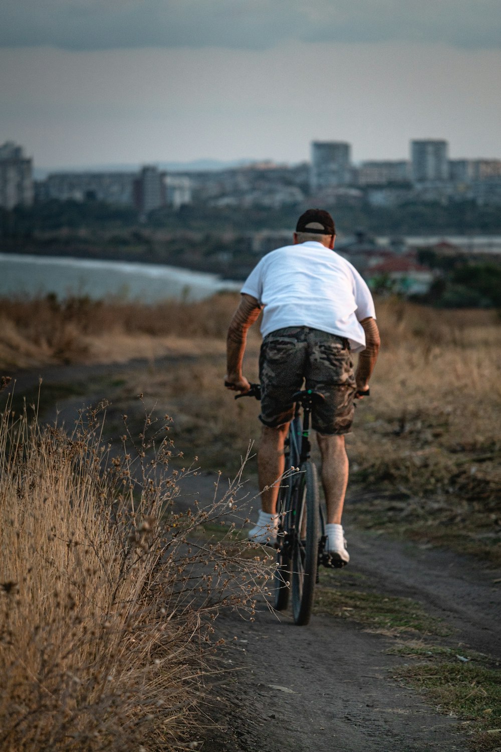 Hombre conduciendo la bicicleta