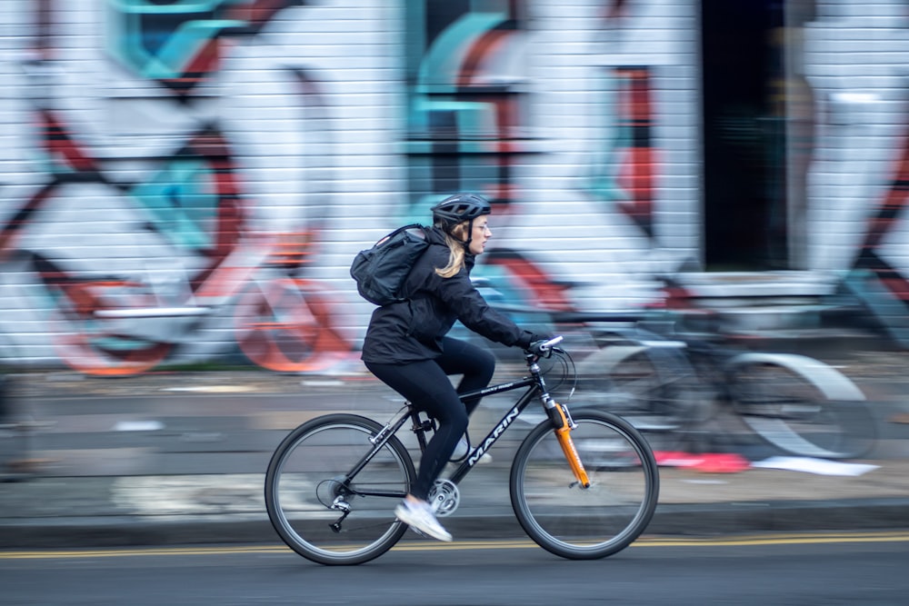 Photographie en accéléré d’une femme faisant du vélo