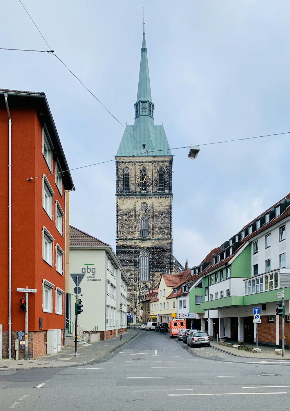 Eine Stadtstraße mit einem Kirchturm im Hintergrund
