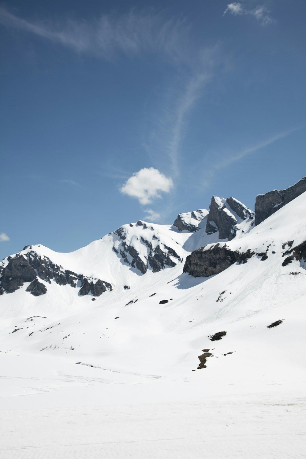 montanha coberta de neve durante o dia