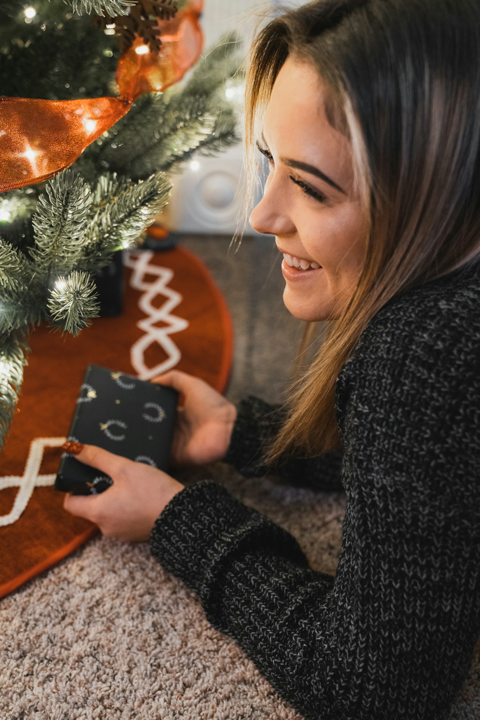 Sony a7R III sample photo. Woman holding black wallet photography