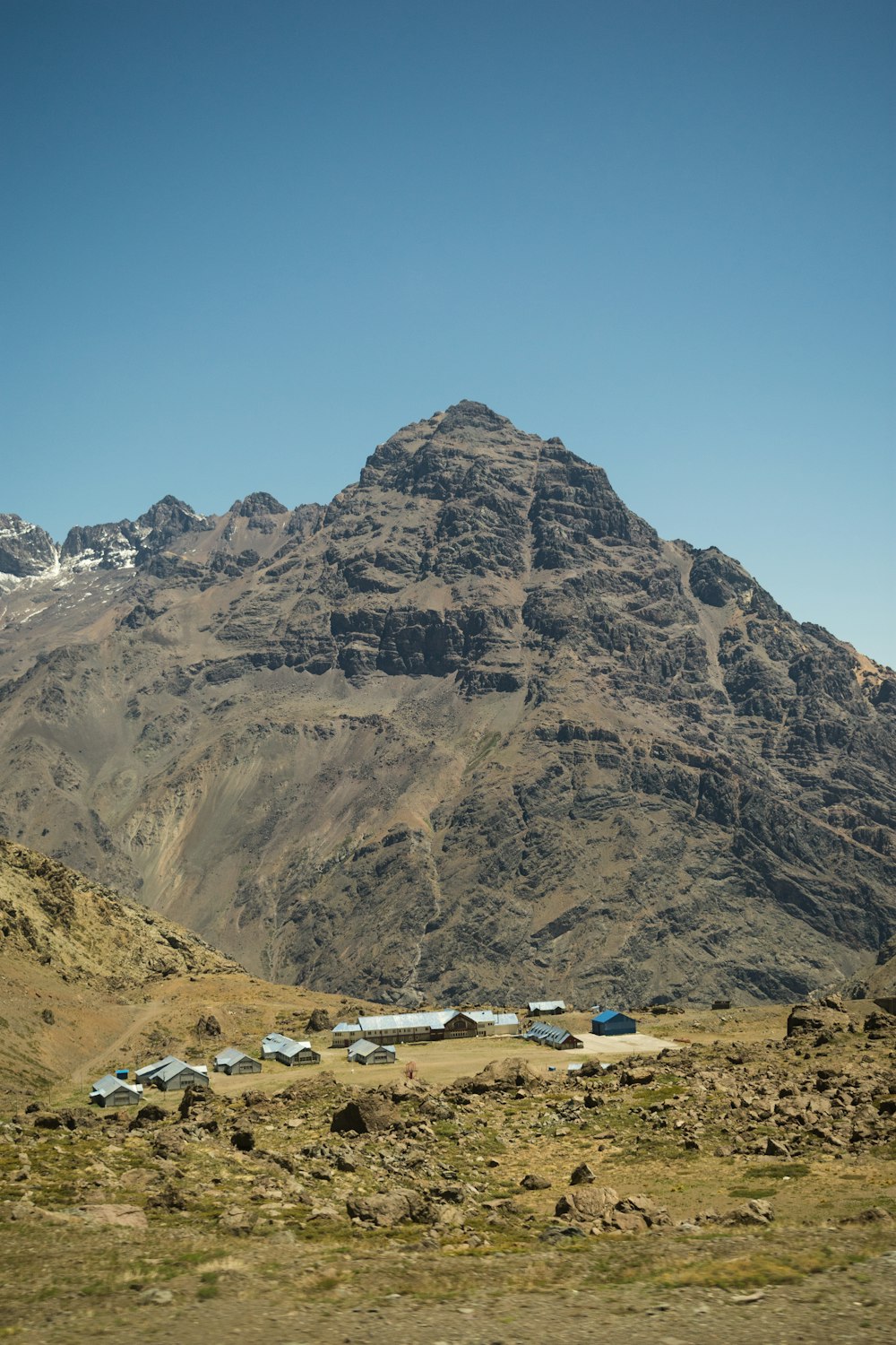 montaña bajo el cielo azul durante el día