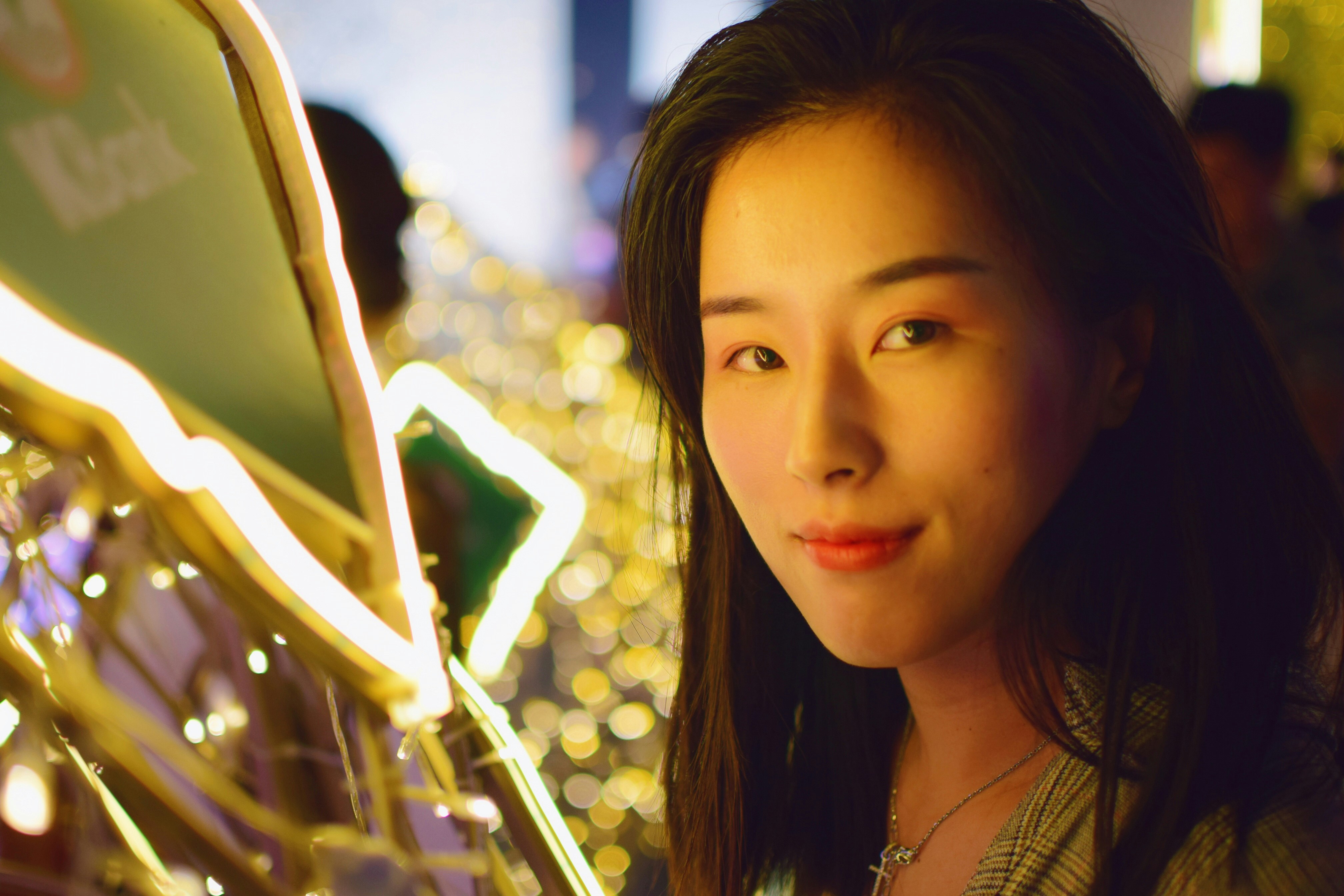 Ảnh chân dung cô gái ánh sáng vàng ấm, nền bokeh mờ, nét sắc