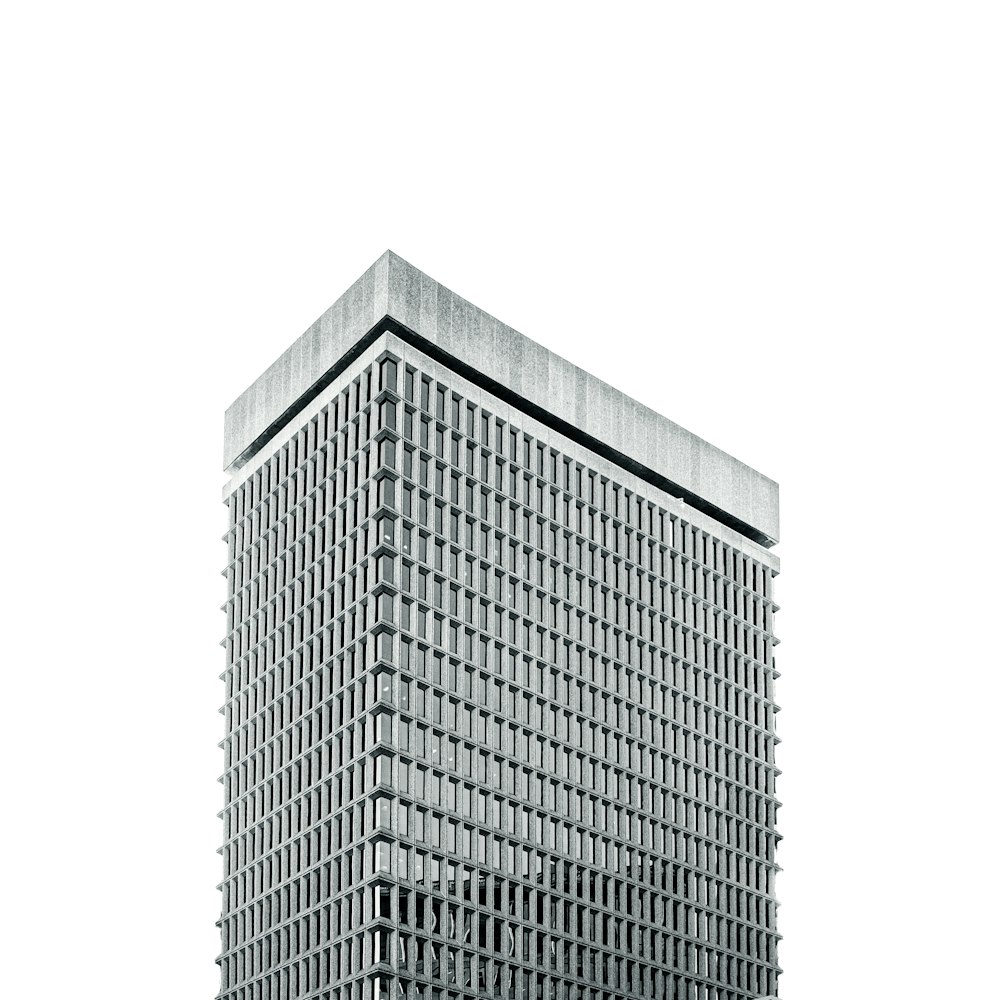 Immeuble de grande hauteur gris et blanc