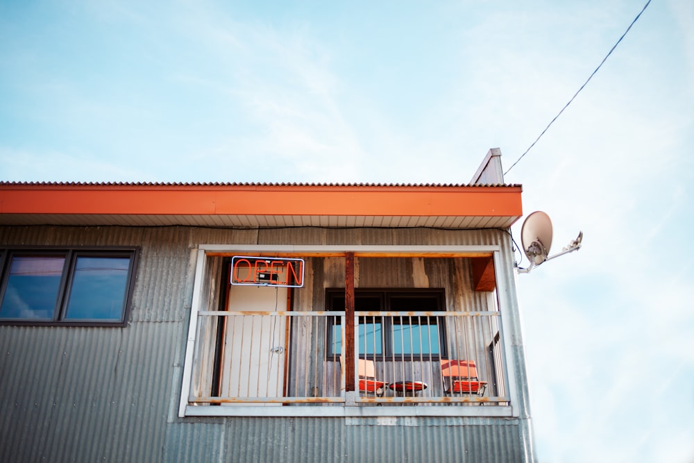 maison en bois gris