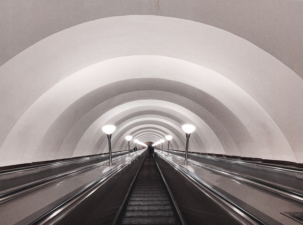 Fotografía en escala de grises de una escalera mecánica