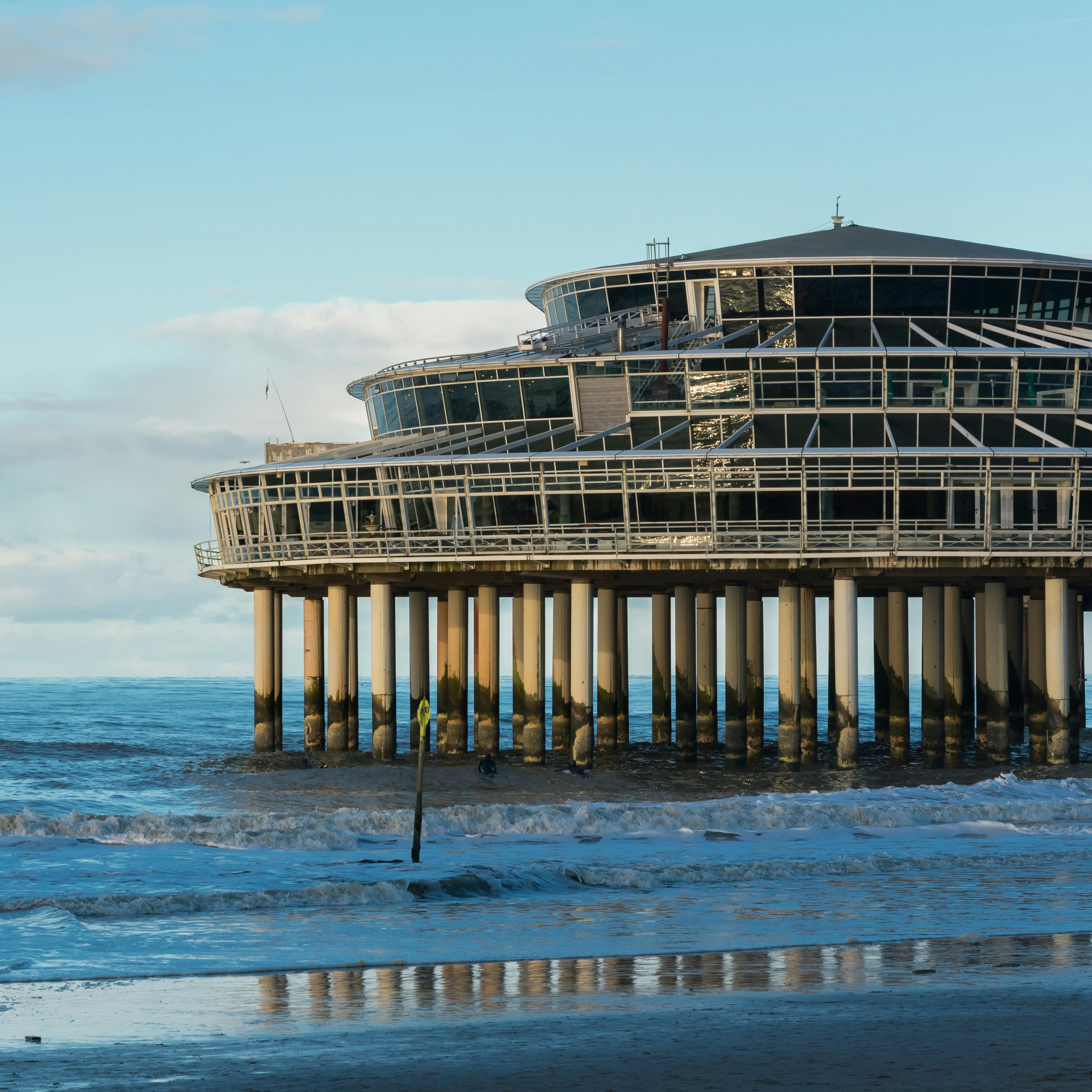 昼間の水域の白い建物の写真 Unsplashで見つける桟橋スケベニンゲンの無料写真