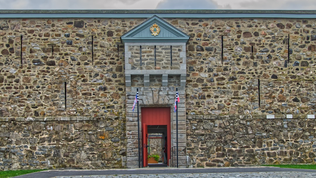 Une entrée du Fort.
Le fort Chambly est situé sur la rive ouest de la rivière Richelieu au Québec. Au pied des rapides de Chambly, il constitue l'un des plus importants vestiges de l’architecture militaire des XVIIe et XVIIIe siècles ; il s’inspire des principes des fortifications françaises à la Vauban.
Désigné lieu historique national en 1920, le fort Chambly est aujourd'hui un lieu d'interprétation qui rappelle l'histoire militaire et sociale de la vallée du Richelieu, de 1665 à 1760.