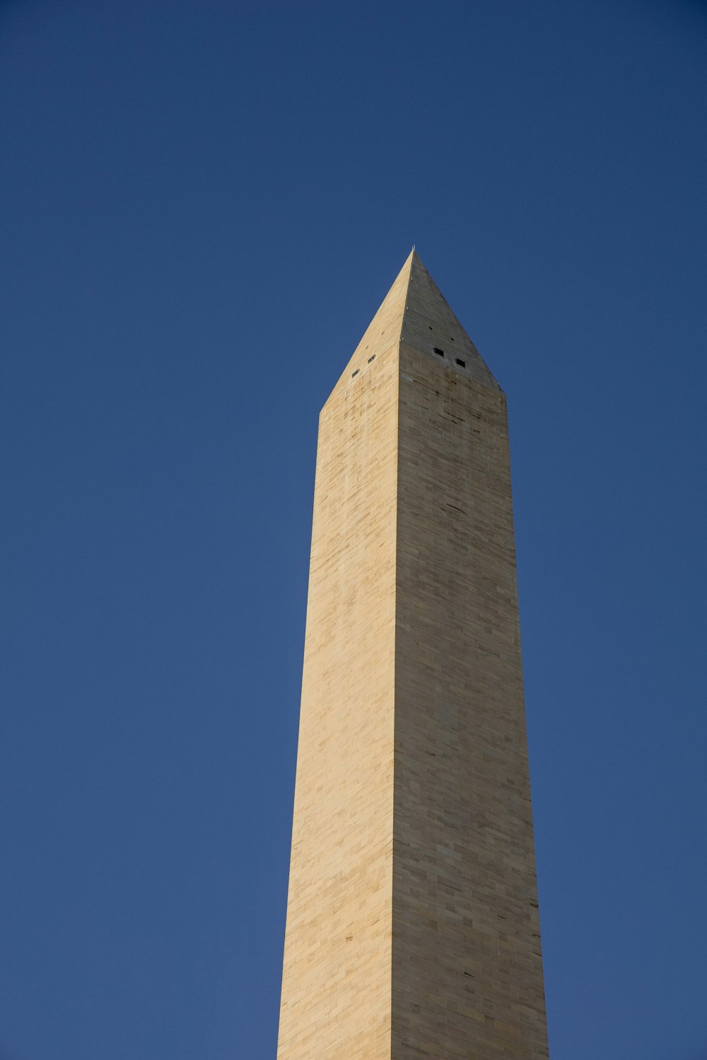 foto de ângulo baixo da torre de concreto