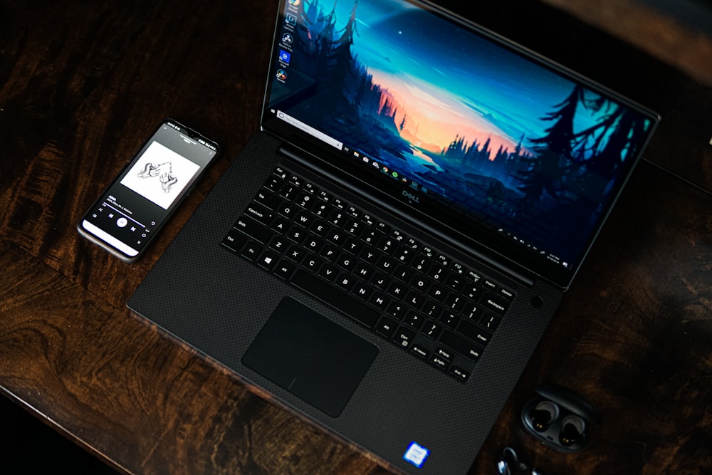 책상 위의 검은색 노트북 컴퓨터