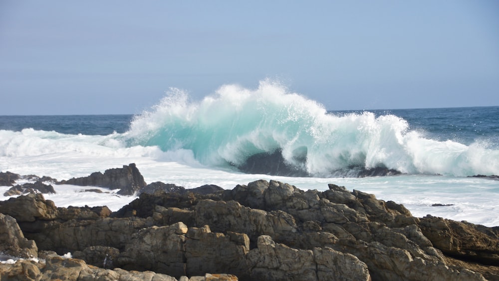 rochas perto da costa durante o dia