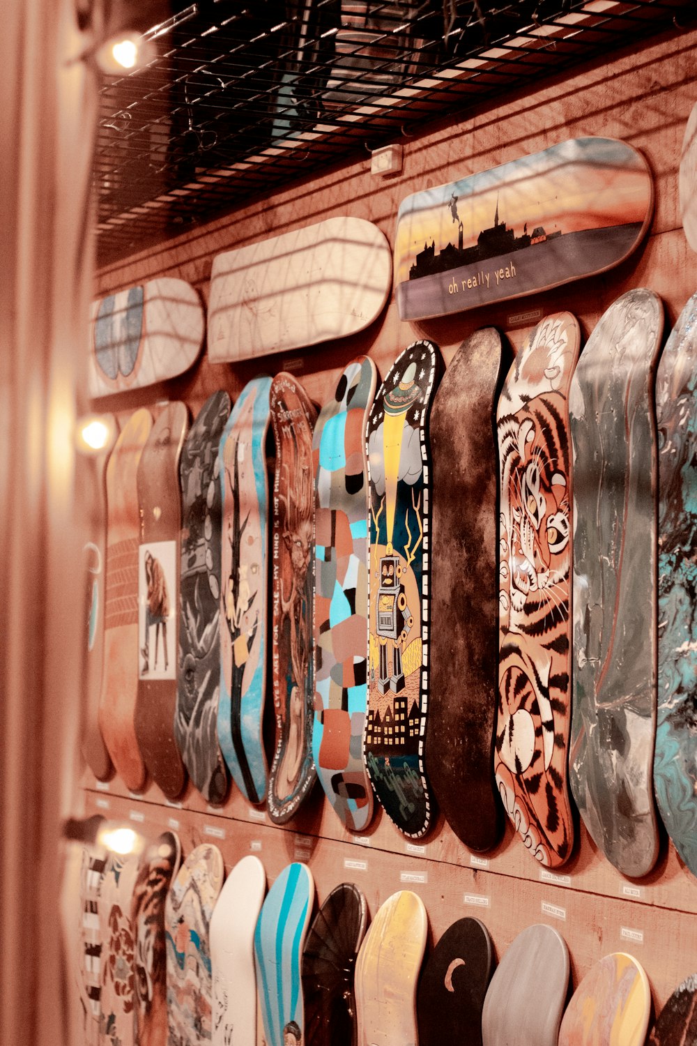 壁に飾られた色とりどりのスケートボードデッキ