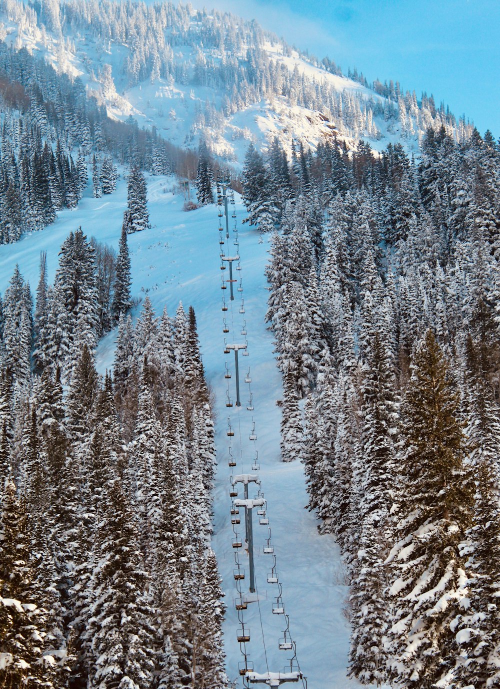 Poteau de téléphérique sur la montagne