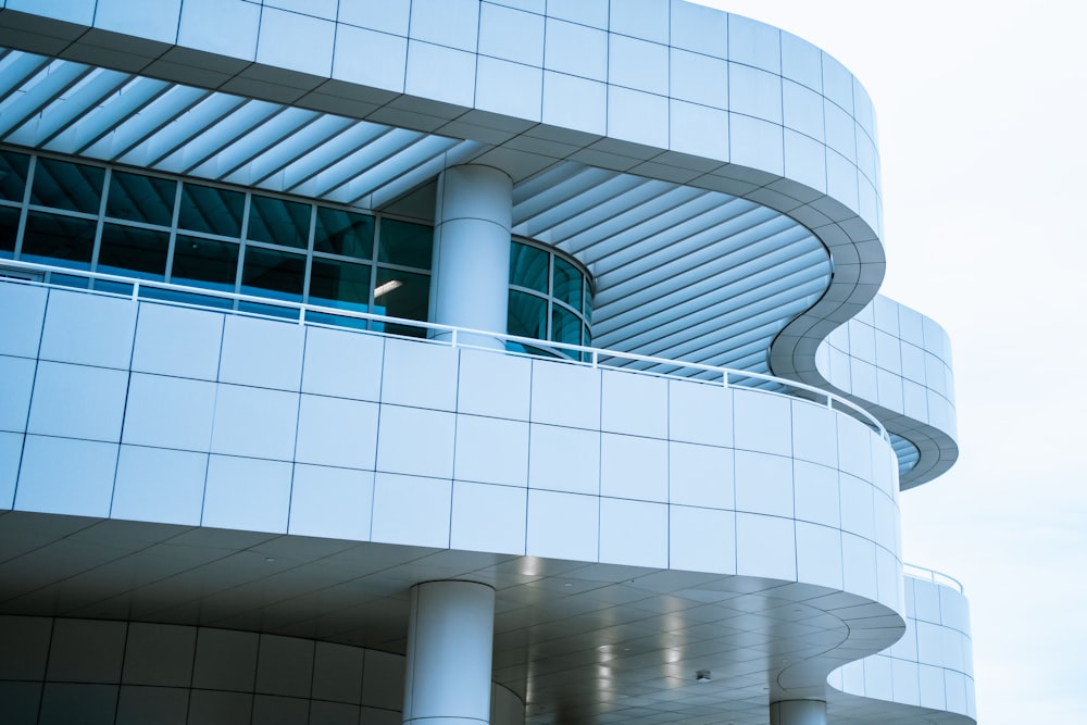 Foto del edificio pintado de blanco