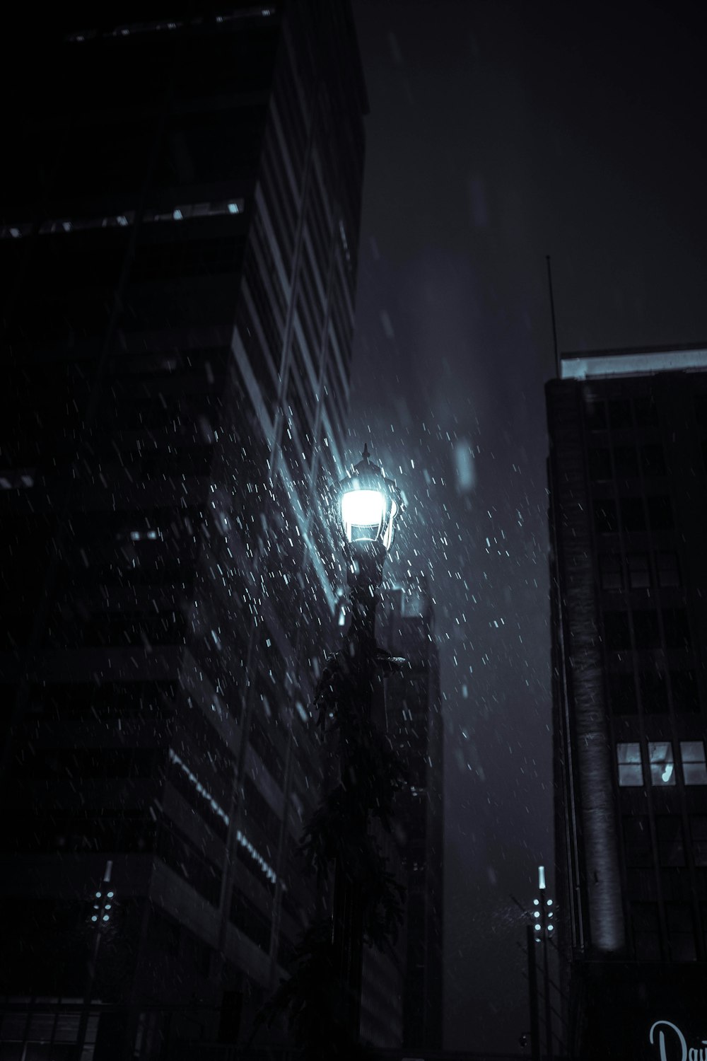 uma luz de rua no meio de uma cidade à noite