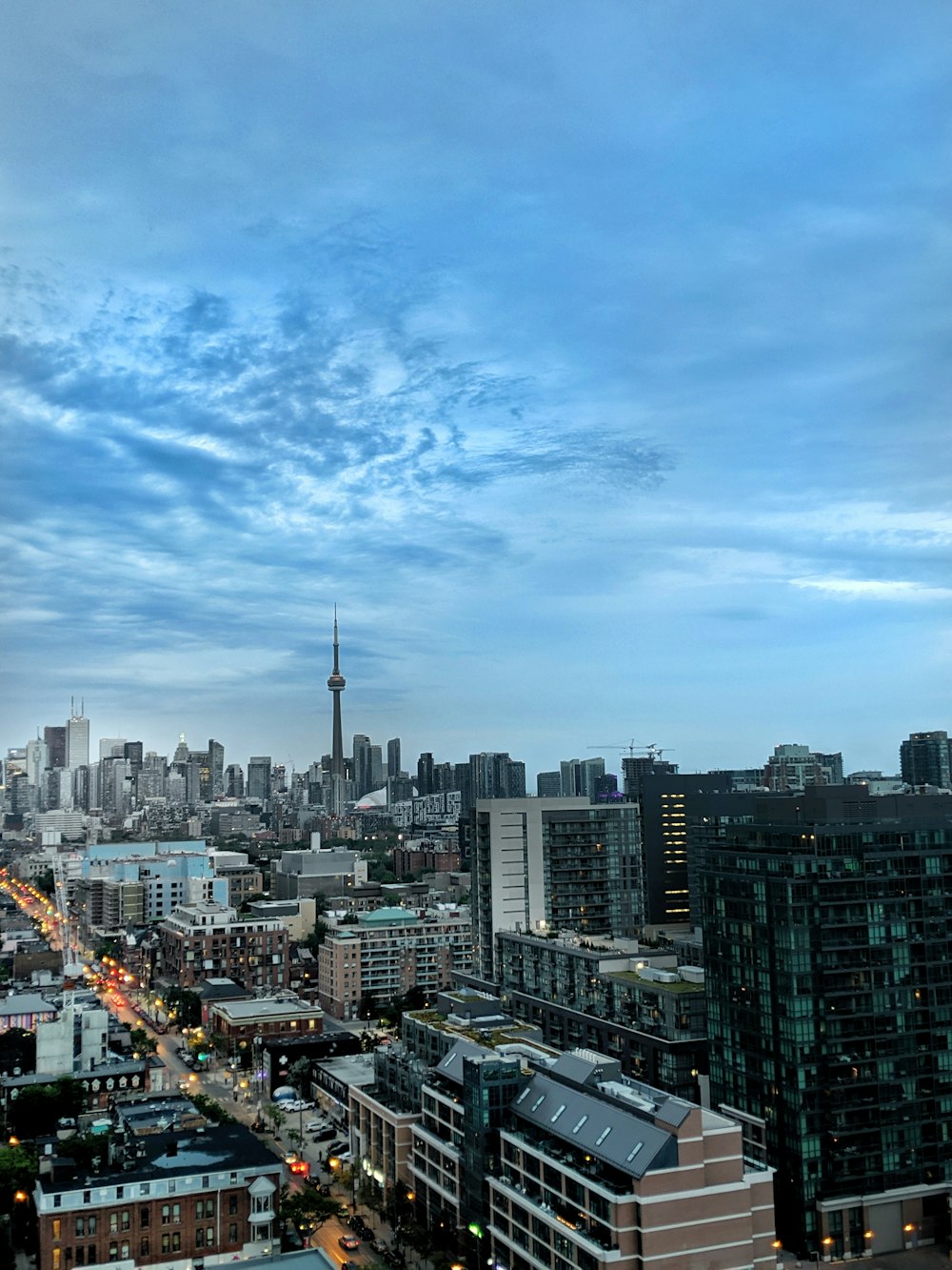 Blick auf eine Stadt von einem hohen Gebäude aus