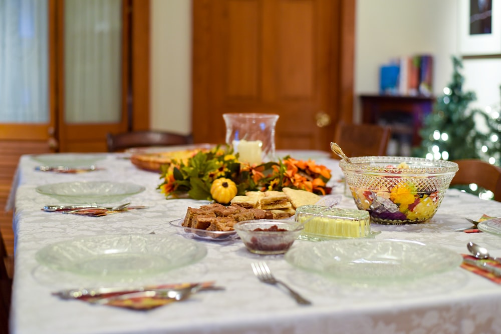 ein Tisch mit Tellern und Schüsseln mit Essen darauf