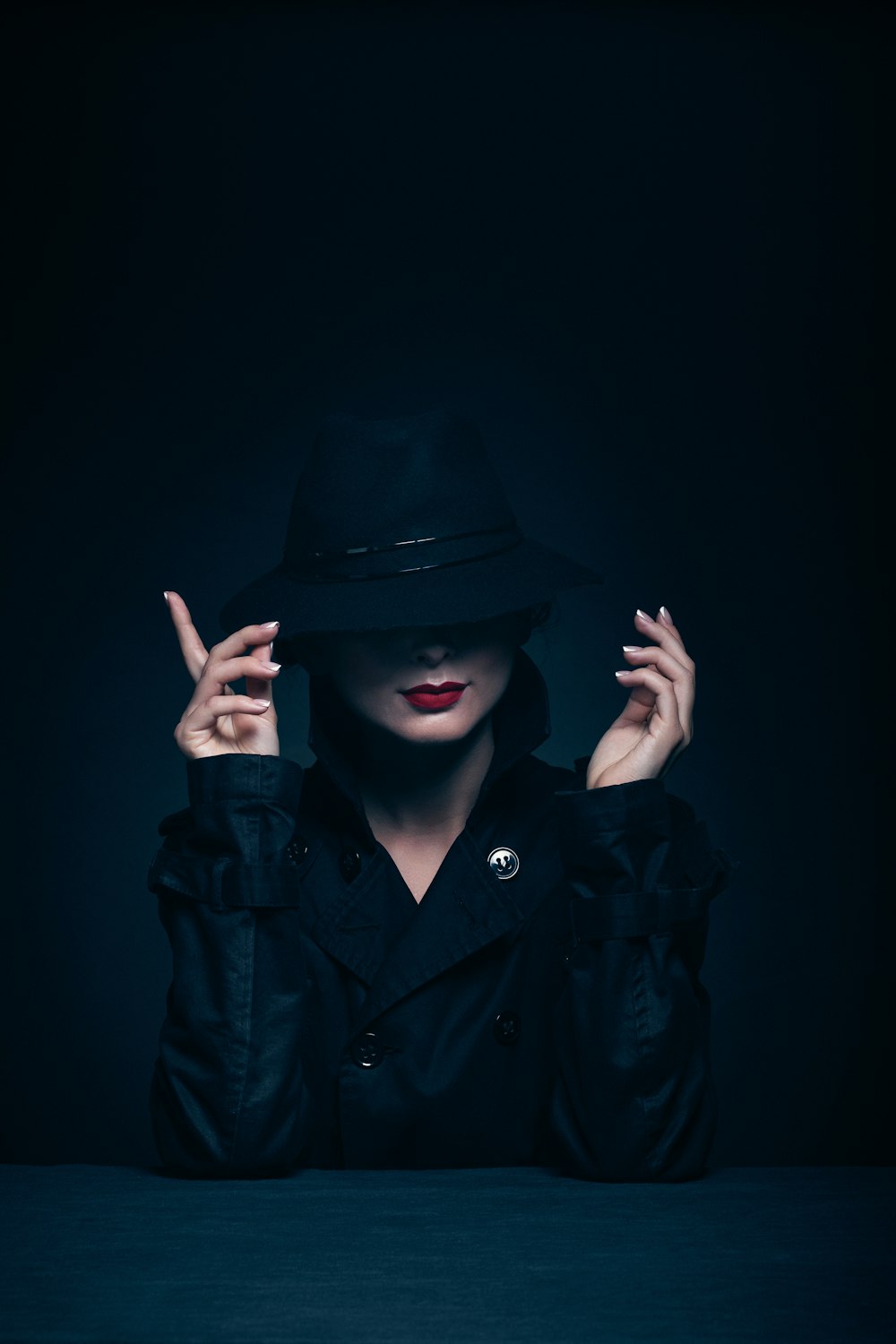 donna in cappotto nero e cappello