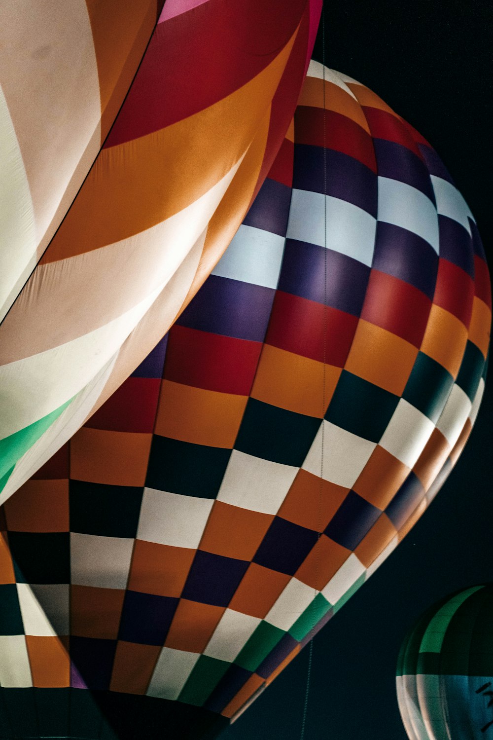 Un gruppo di mongolfiere colorate che volano nel cielo