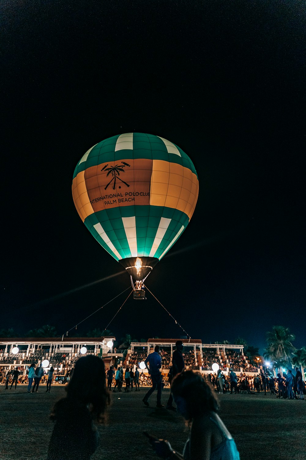 globo aerostático verde y marrón