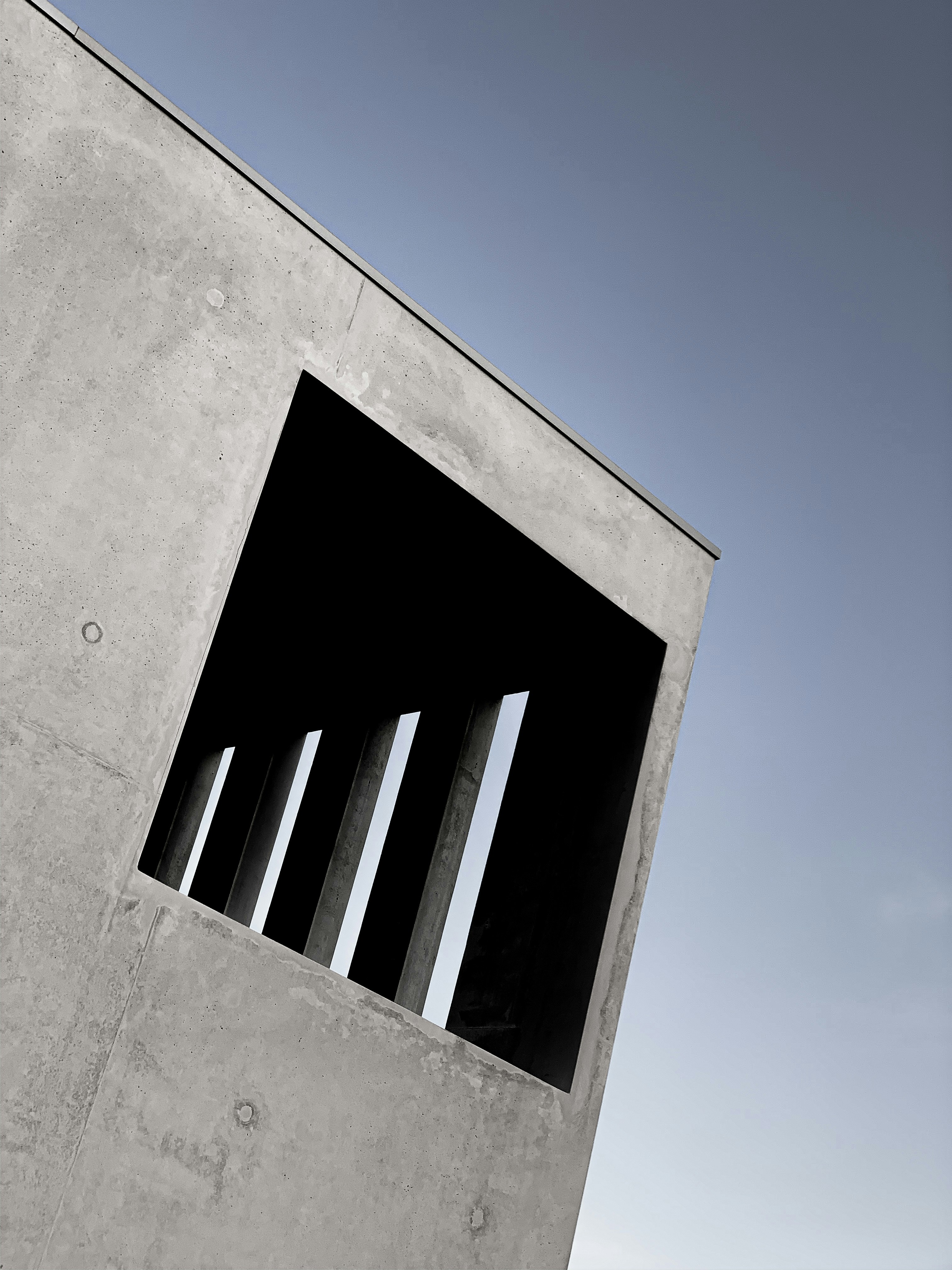 gray high-rise building