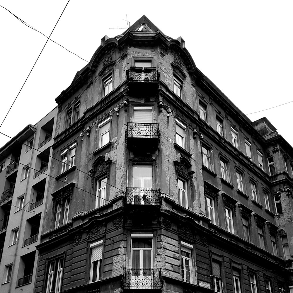 회색 콘크리트 건물