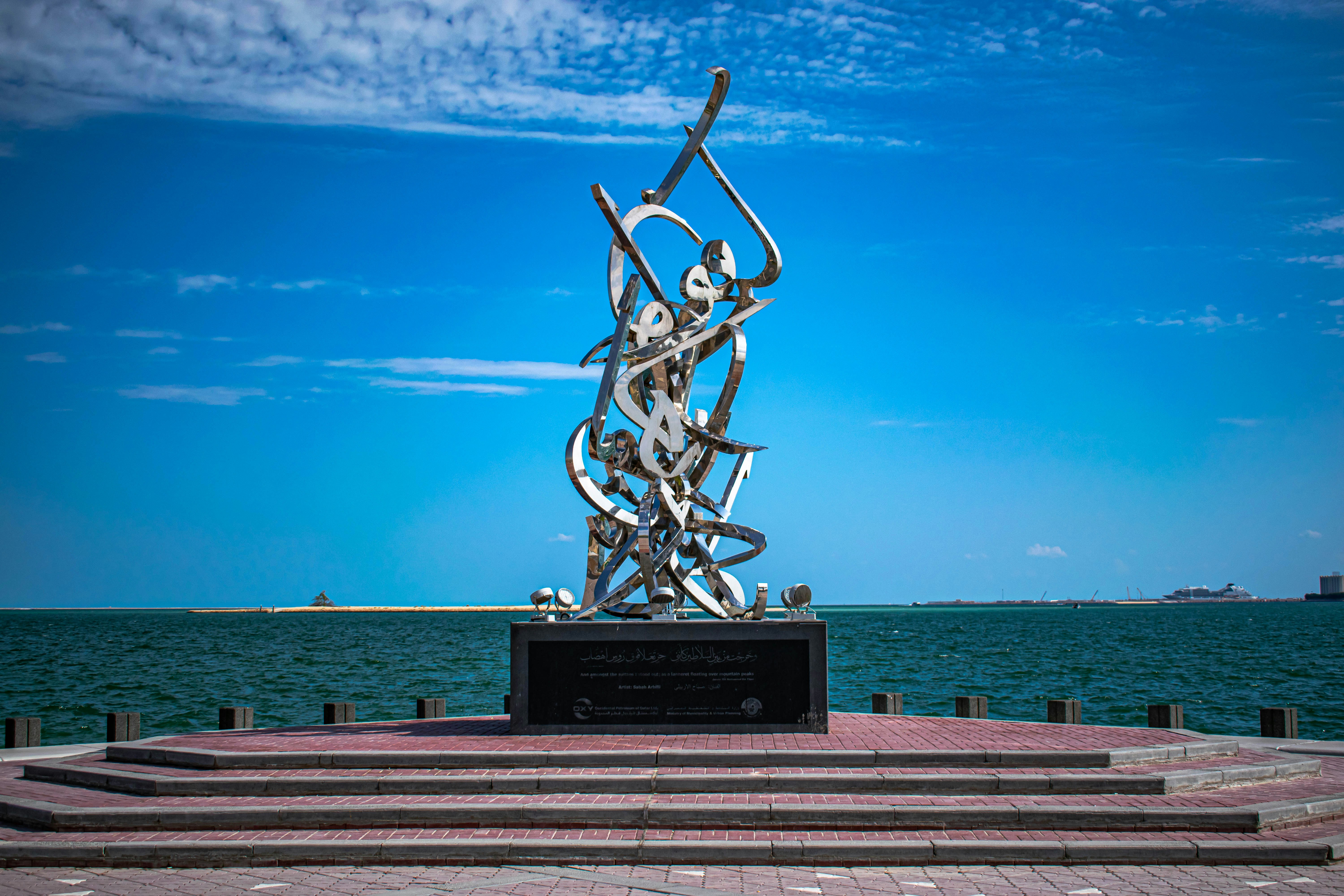 fotografia do monumento ao lado do corpo de água durante o dia