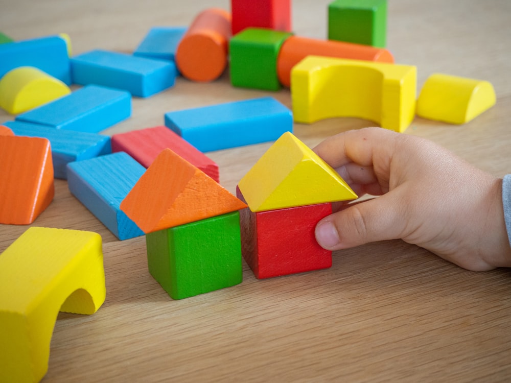 Blocs de bois de couleurs assorties