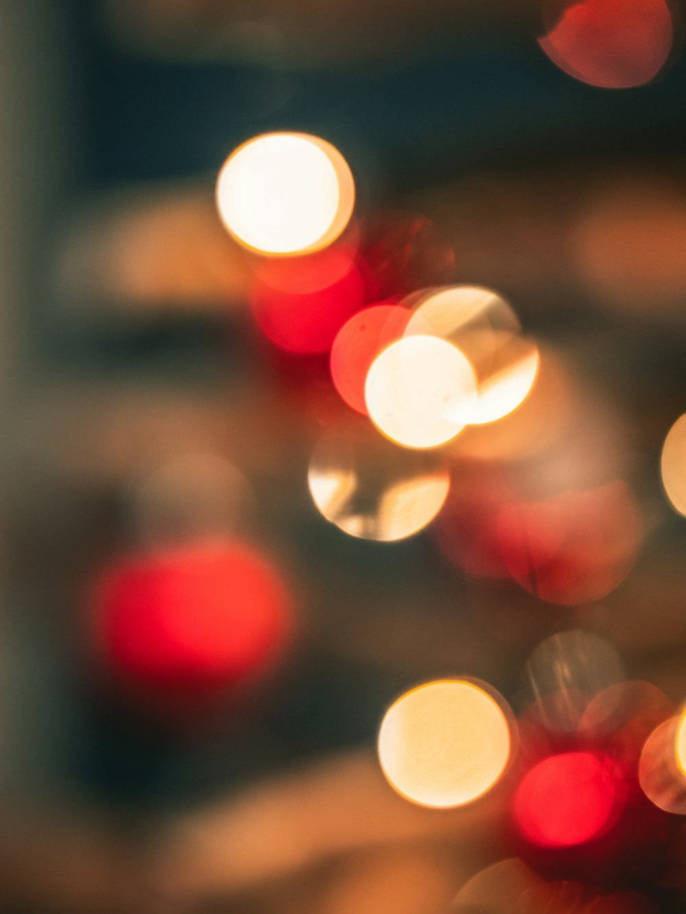 Une photo floue d’une rue avec beaucoup de lumières