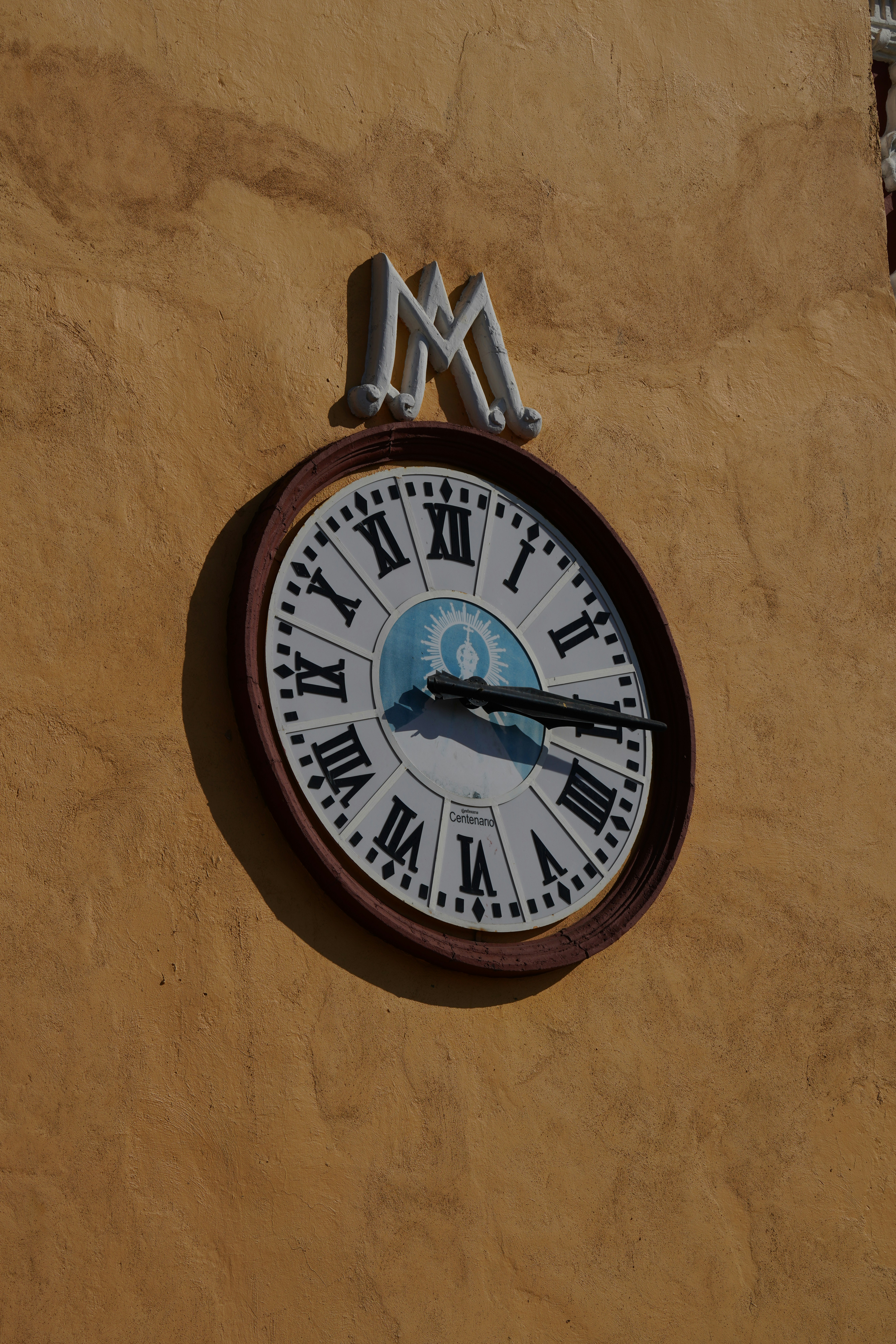Orologio analogico rotondo marrone