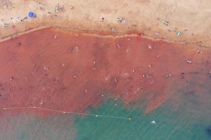 Pessoas na praia do rio em Ciudad del Este, vistas de cima