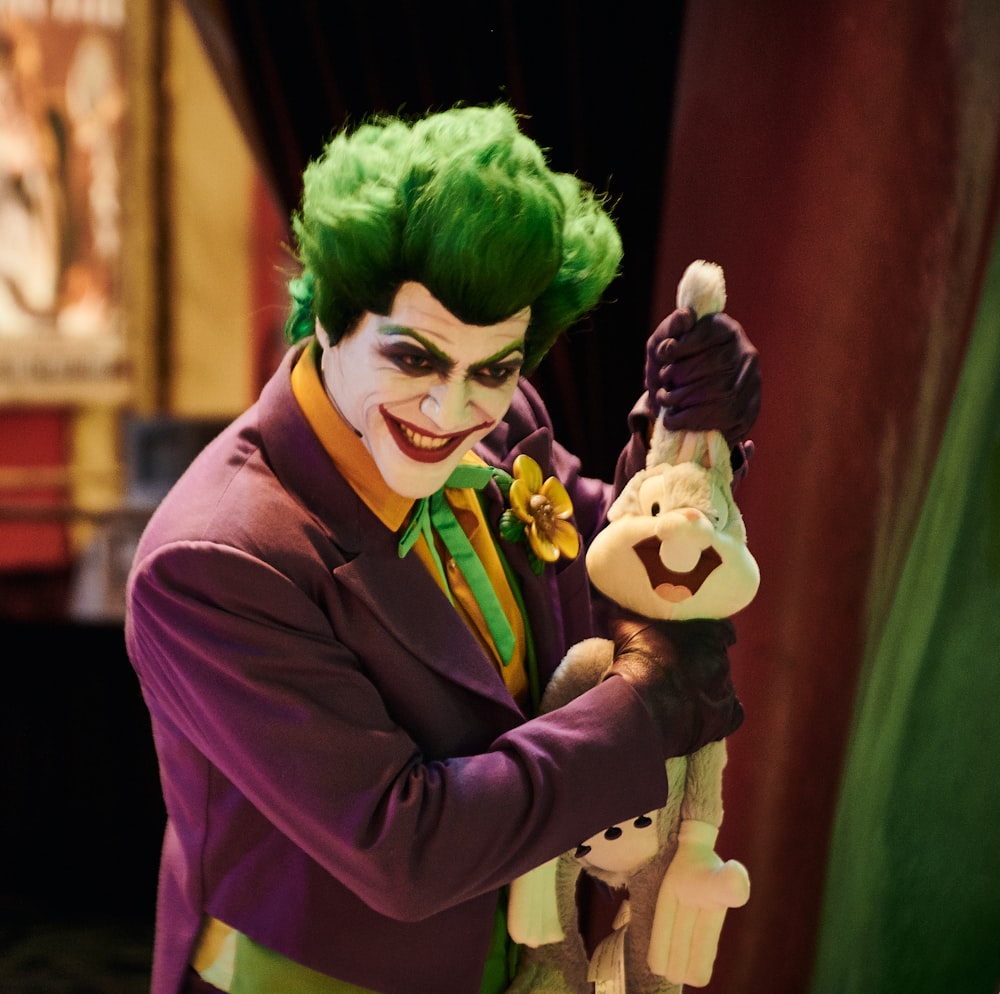 homme portant le costume du Joker