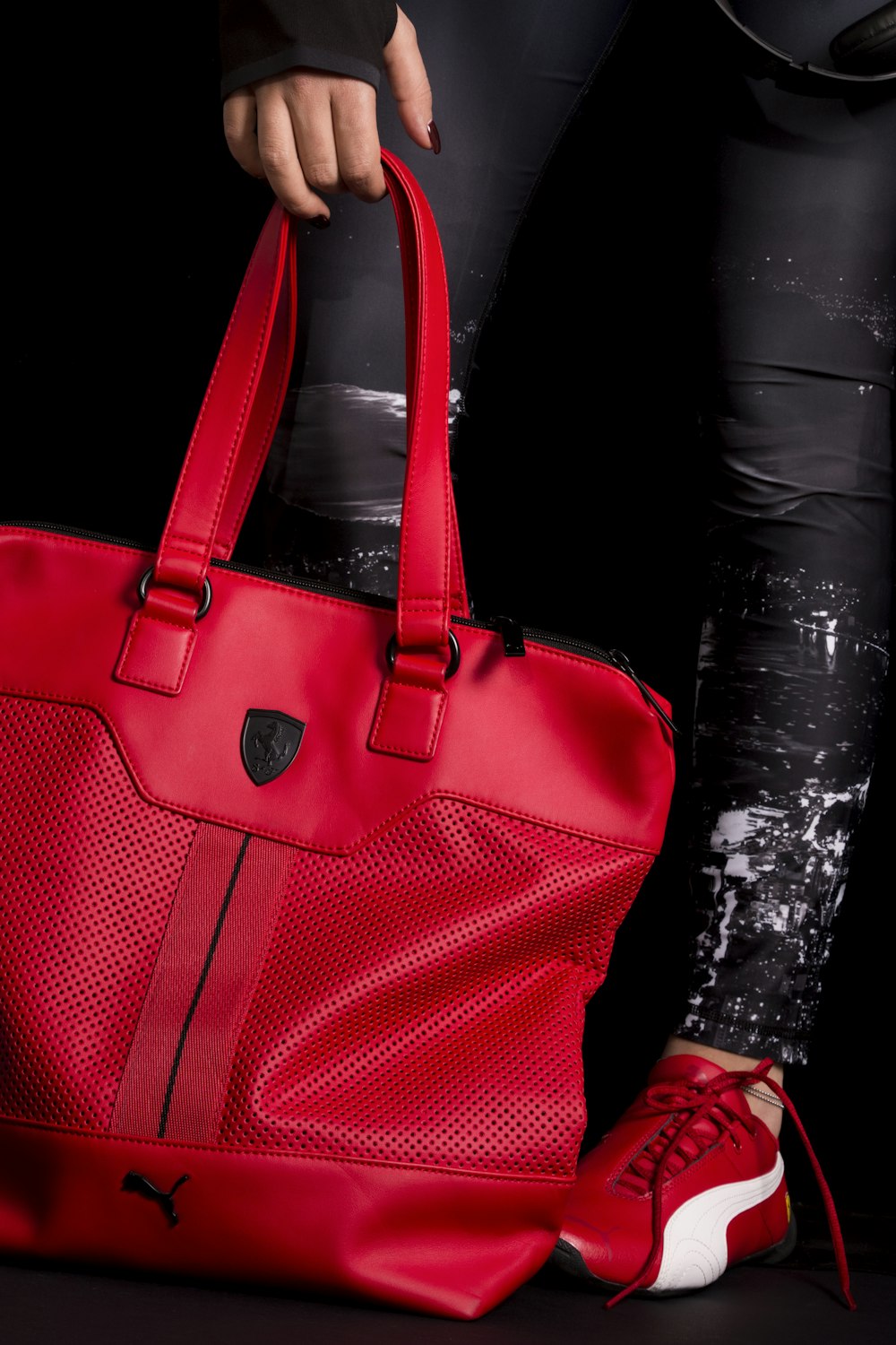 Foto Persona con bolso de cuero rojo puma – Imagen Rojo gratis en Unsplash