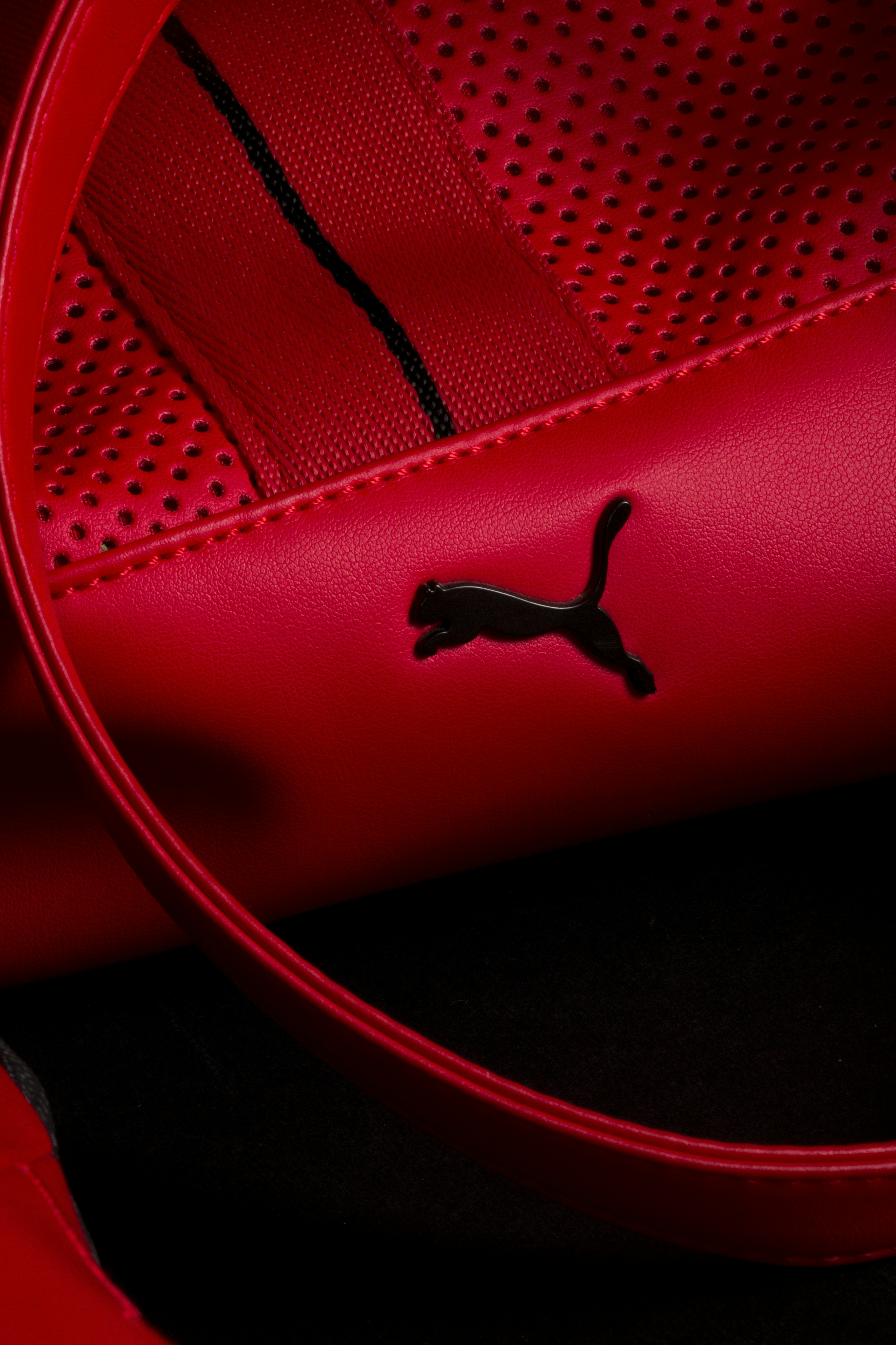 Borsa sportiva rossa con logo Puma nero.