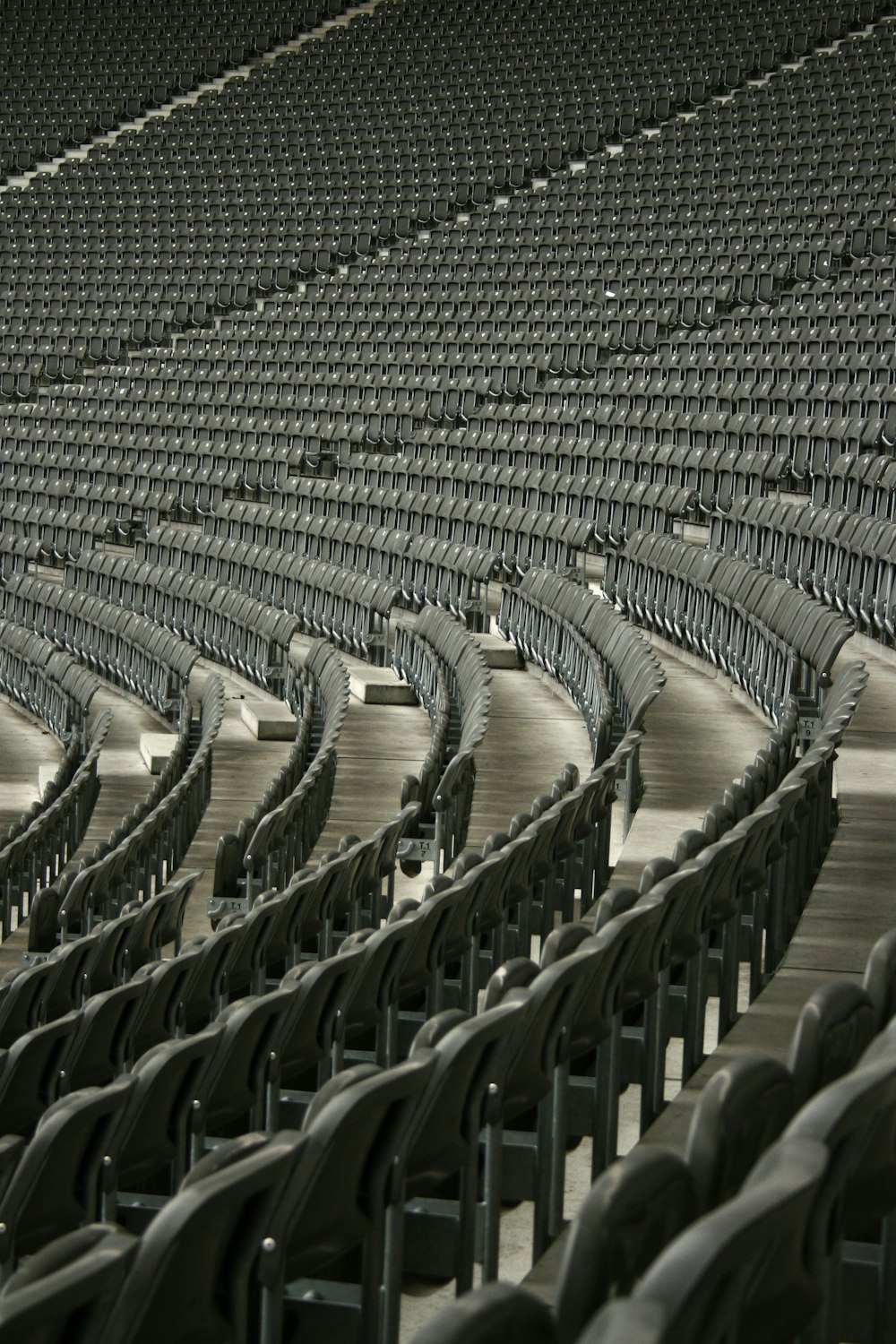 une rangée de sièges vides dans un stade