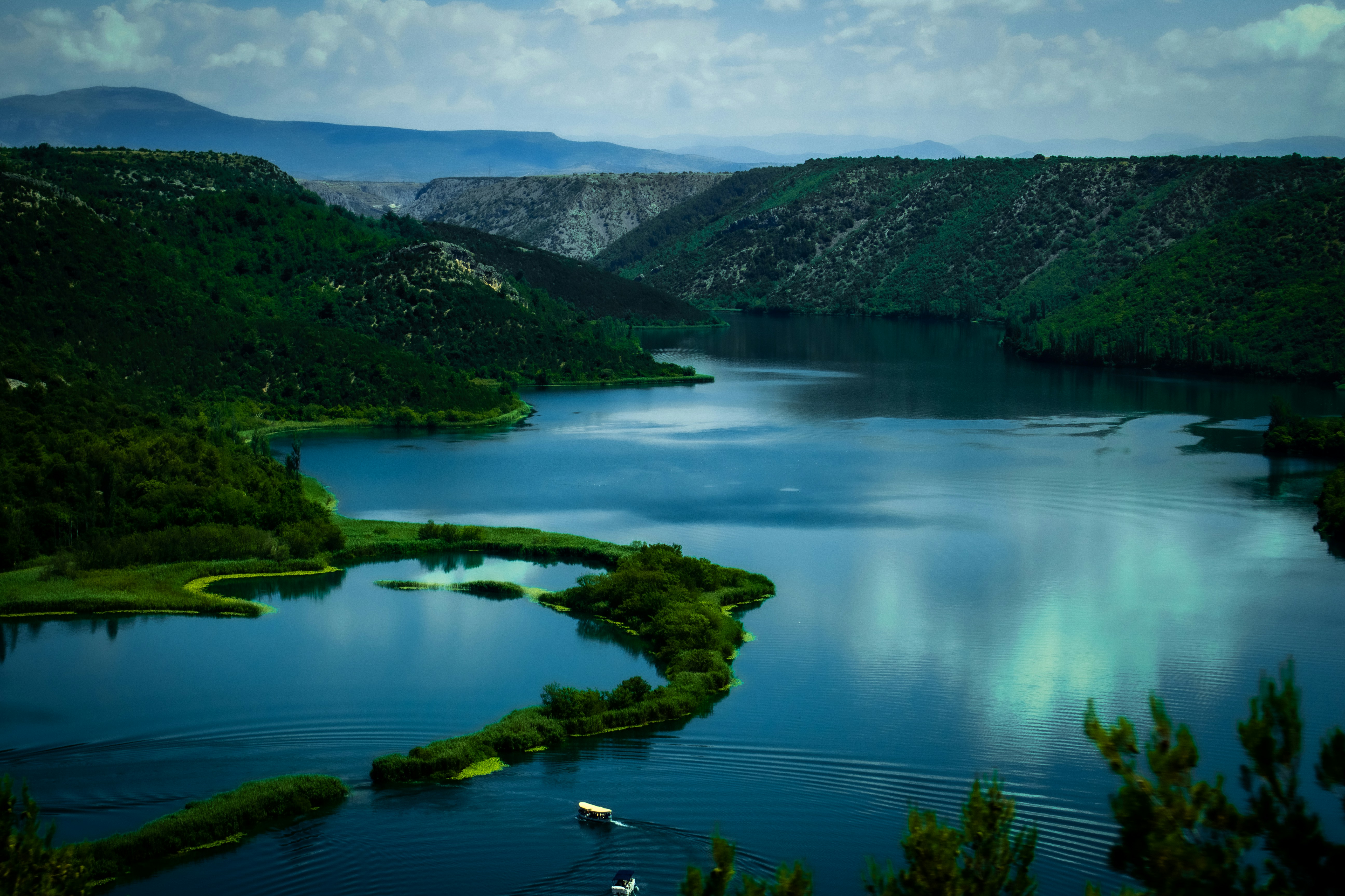 Lago y montaña verde Scneery