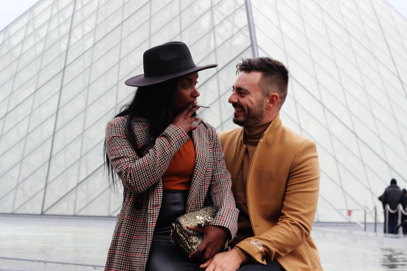 pareja junto al Louvre en París