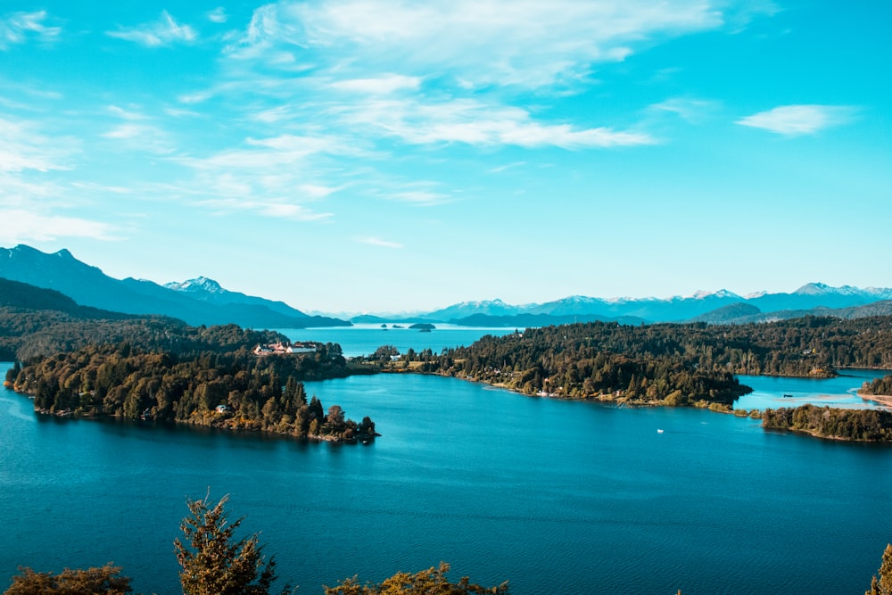 Luftaufnahmen von Inselchen unter ruhigem blauem Himmel bei Tag