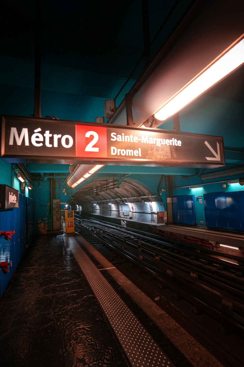 Metro 2 Sainte-Marguerite Dromet subway signage