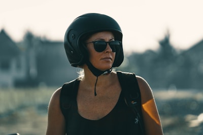 woman looking at her right during day