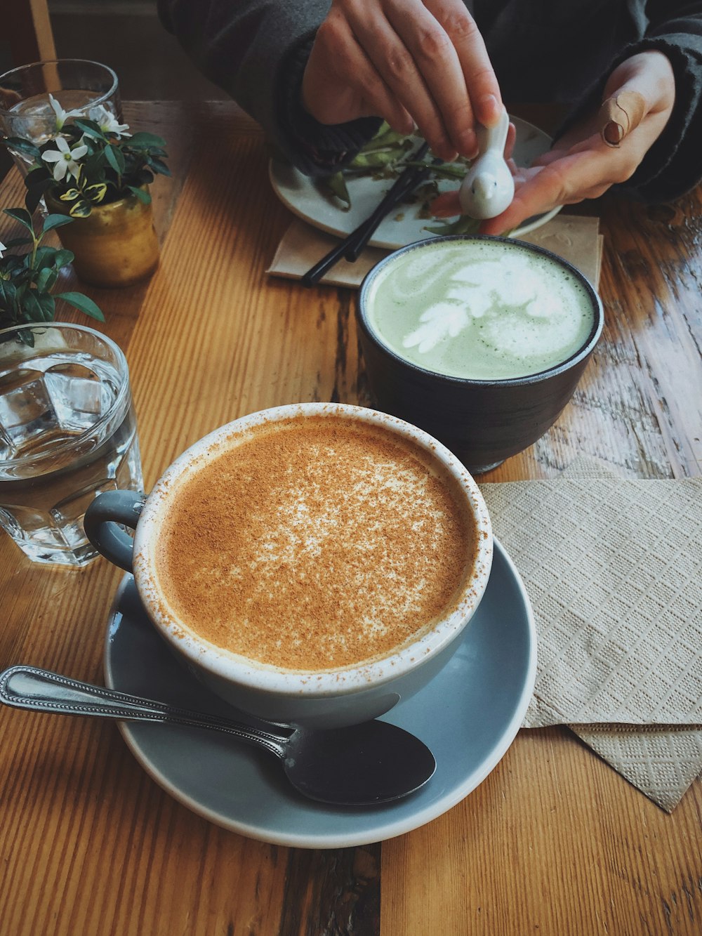 카푸치노가 있는 회색과 흰색 세라믹 커피 컵