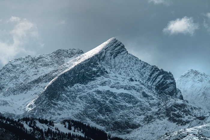Montagne enneigée dans les Alpes en journée