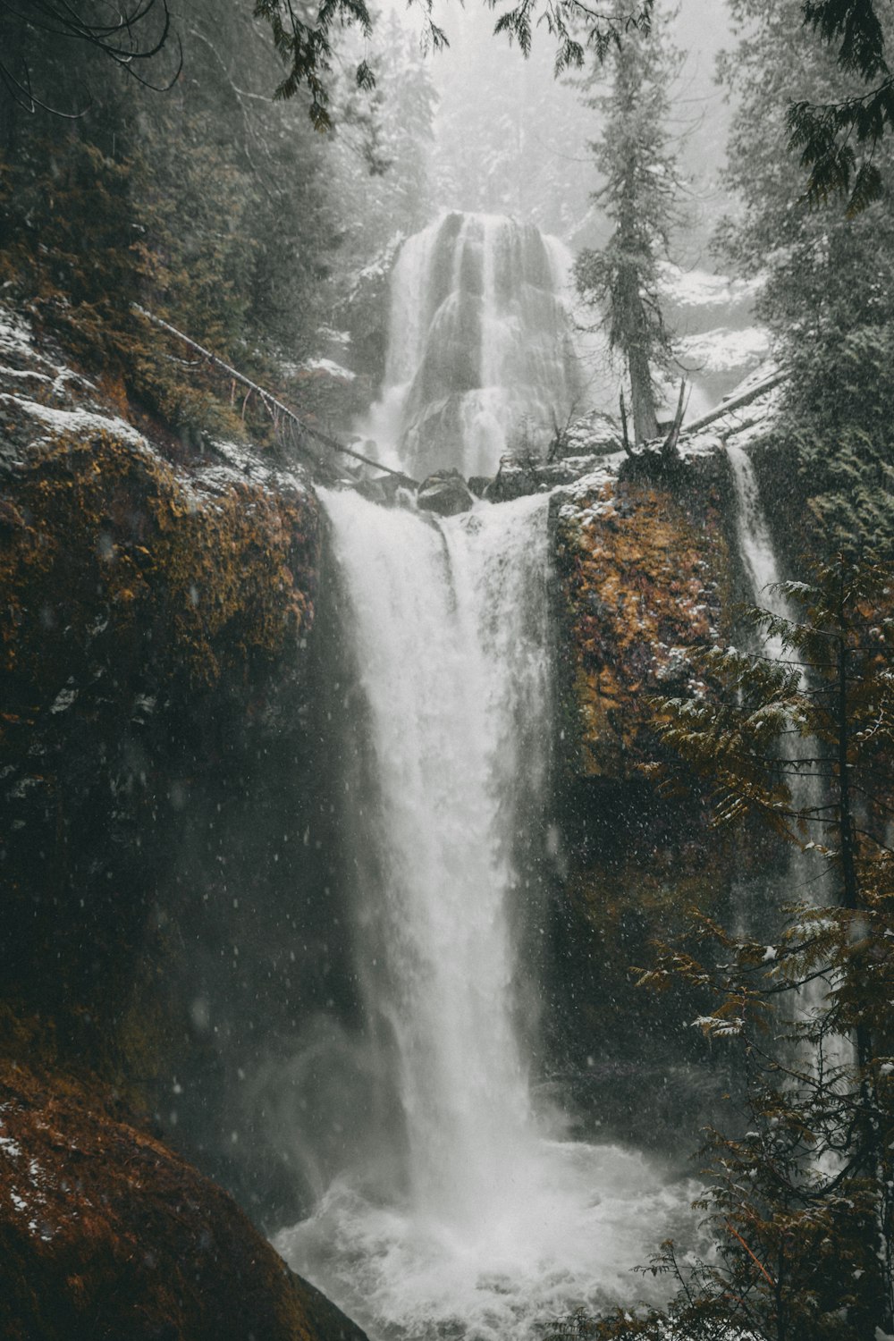 Cascadas que fluyen durante el día