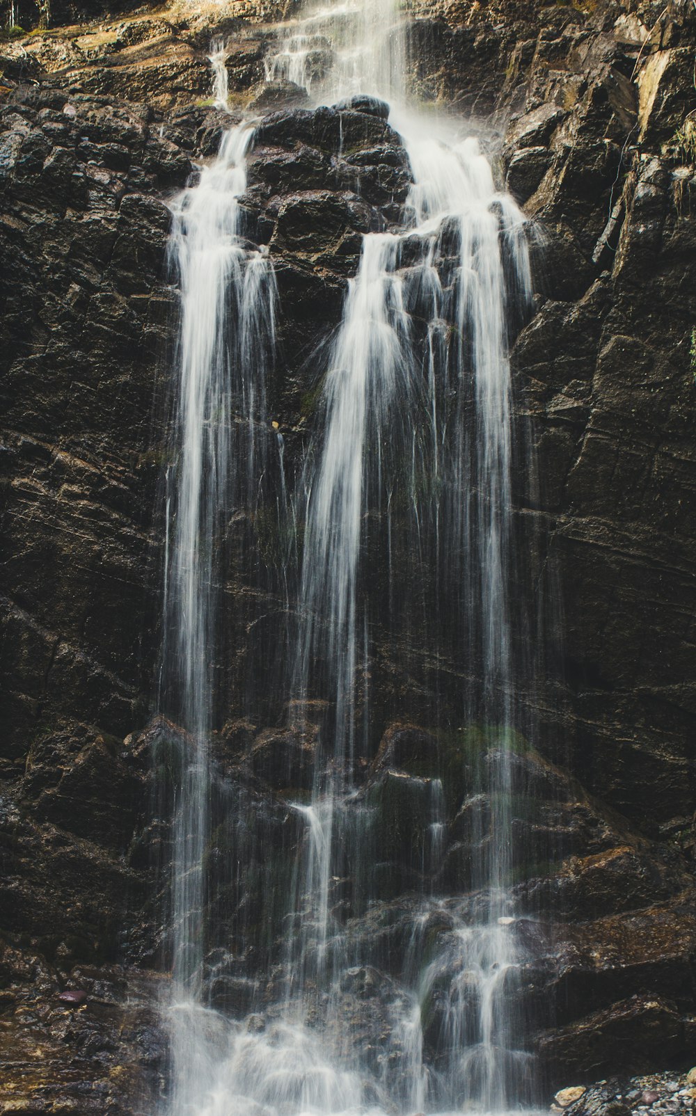 fotografia time lapse della cascata